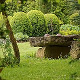 jardin contemporain et table en pierre du sable.JPG